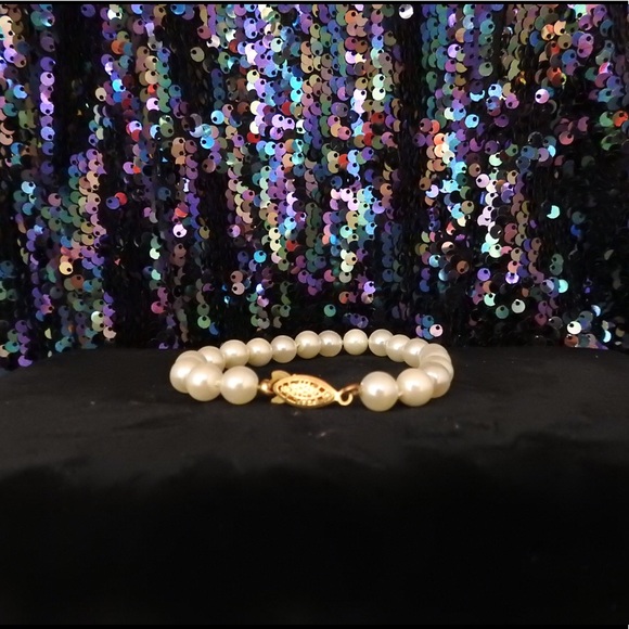 White Pearl Bracelet - Picture 1 of 3